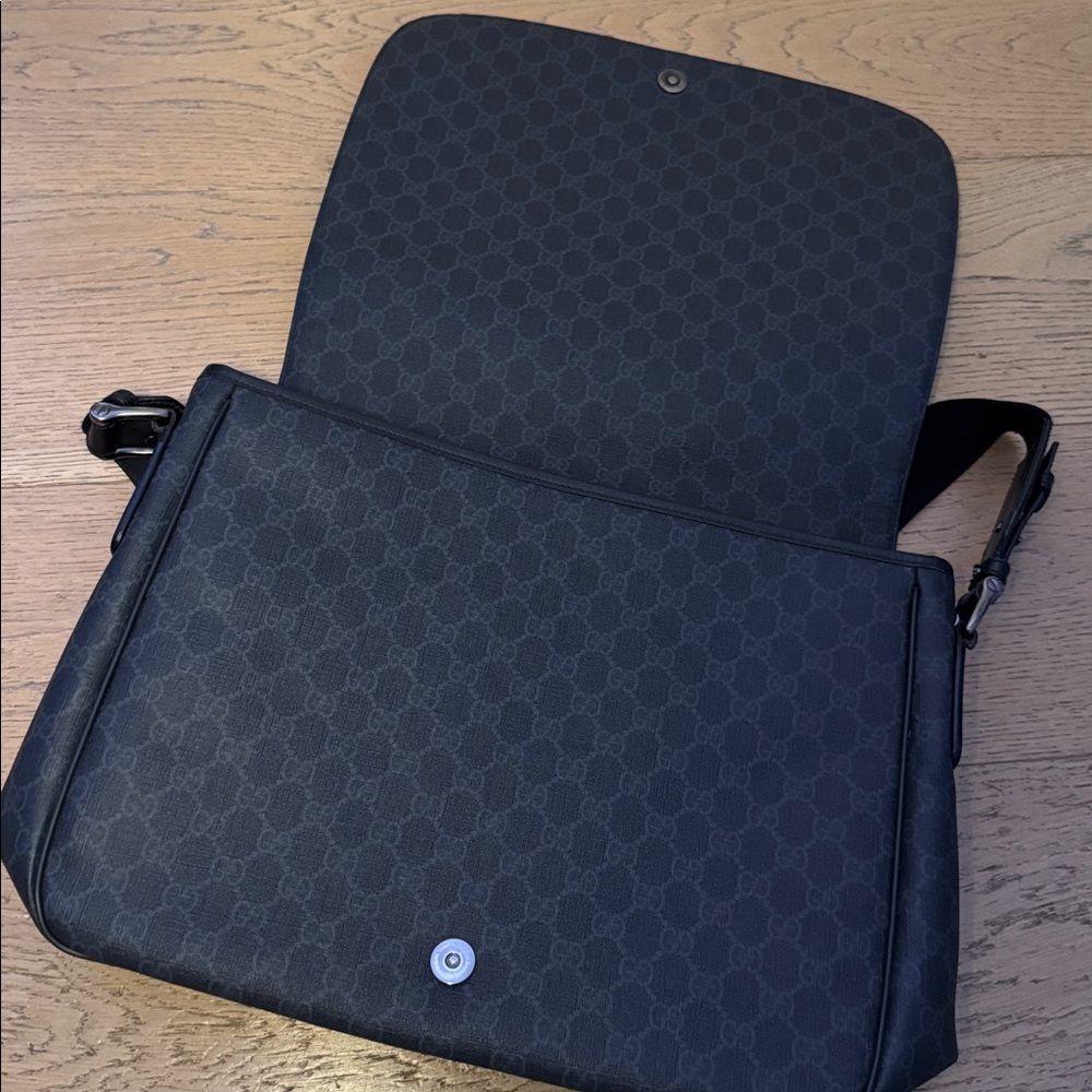 Gucci GG Supreme Messenger Bag coated canvas in black and grey with leather trim - Picture 9 of 10